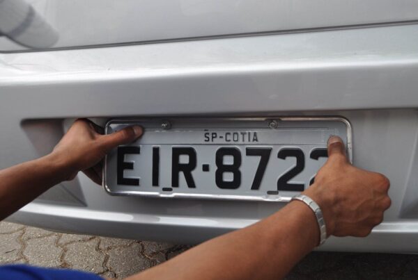 Placa de carro antiga cinza