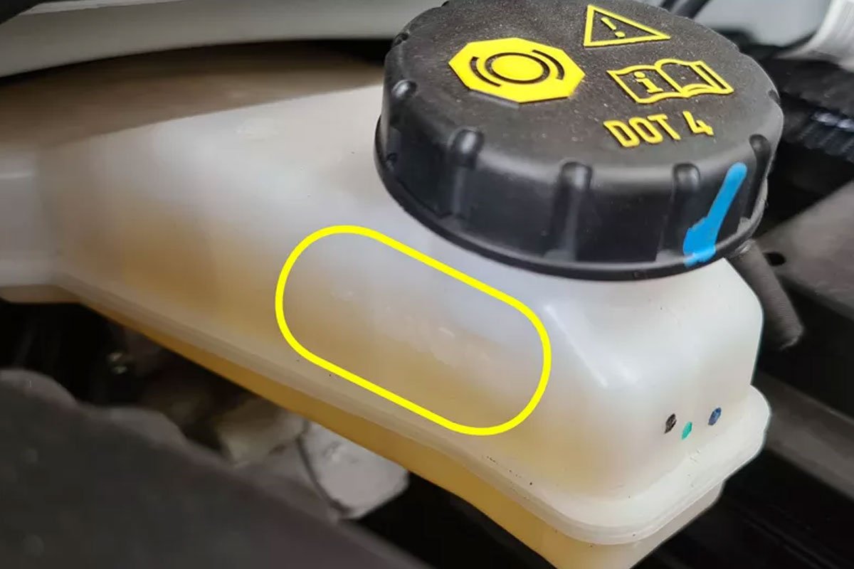 Saiba como fazer a manutenção básica do carro em casa 3 Medidor de fluido freio